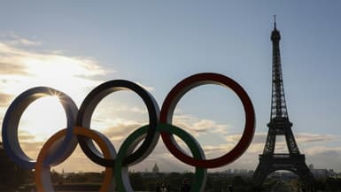 Présentation des anneaux olympiques le 14 septembre 2017 sur l'esplanade du Trocadéro, face à la tour Eiffel, après la désignation de Paris ville hôte des Jeux de 2024. Les anneaux seront installés sur le monument parisien à partir de fin avril 2024