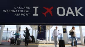 Des voyageurs marchent vers le terminal 2 de l'aéroport international d'Oakland le 12 avril 2024 à Oakland, en Californie. Le conseil des commissaires du port d'Oakland a voté jeudi en faveur d'un projet visant à changer le nom de l'aéroport international d'Oakland en aéroport international d'Oakland de la baie de San Francisco. Les autorités de San Francisco s’opposent au changement de nom proposé et ont menacé d’intenter une action en justice, arguant que cela violerait la marque de la ville sur l’aéroport international de San Francisco et serait potentiellement source de confusion pour les personnes voyageant dans la région.