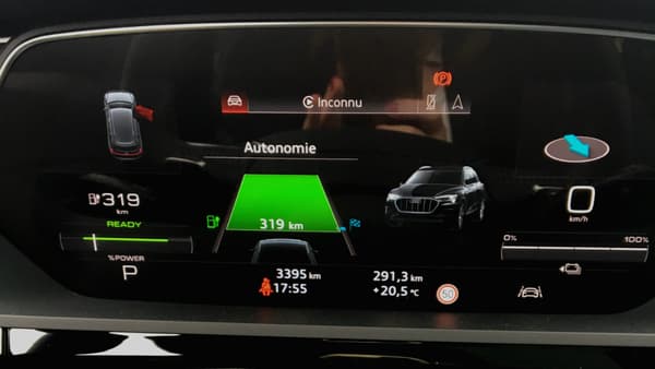 Audi a adapté le Virtual Cockpit à l'électrique, pour indiquer l'autonomie, mais aussi le pourcentage de recharge, ou encore le niveau de récupération d'énergie. Il est de série sur les 2 finitions les plus élevées, et coûte sinon 200 euros en option. Audi a adapté le Virtual Cockpit à l'électrique, pour indiquer l'autonomie, mais aussi le pourcentage de recharge, ou encore le niveau de récupération d'énergie. Il est de série sur les 2 finitions les plus élevées, et coûte sinon 200 euros en option.