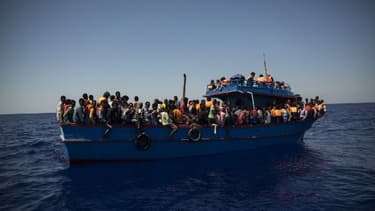 Des migrants attendent d'être secourus par le bateau l'Aquarius de l'ONG SOS méditerranée.