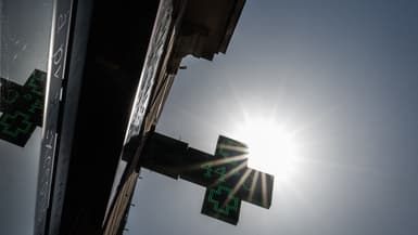 Cette photo, prise le 18 juillet 2022 à Nantes, montre une enseigne de pharmacie affichant une température de 44 °C, alors qu'une vague de chaleur frappe la France.