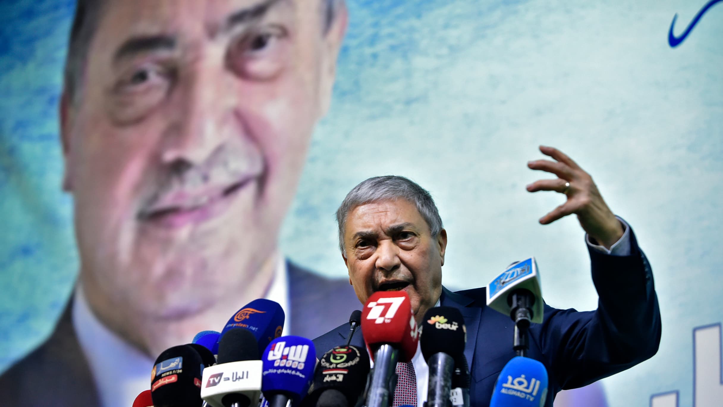 Ali Benflis en meeting. 