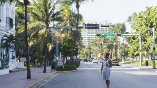 Un homme seul dans les rues de Miami évacuées