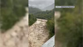 Les torrents de boue qui ravagent la vallée de la Tinée ce vendredi.