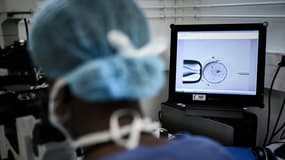 Une membre de l'équipe du Cecos de l'hôpital Tenon, à Paris,  réalise un processus d'un parcours de procréation médicalement assisté (PMA), le 24 septembre 2019.