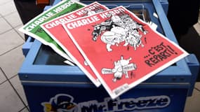 Les ventes du dernier Charlie Hebdo à couverture rouge sont toujours exceptionnelles, mais la ferveur s'est amenuisée.