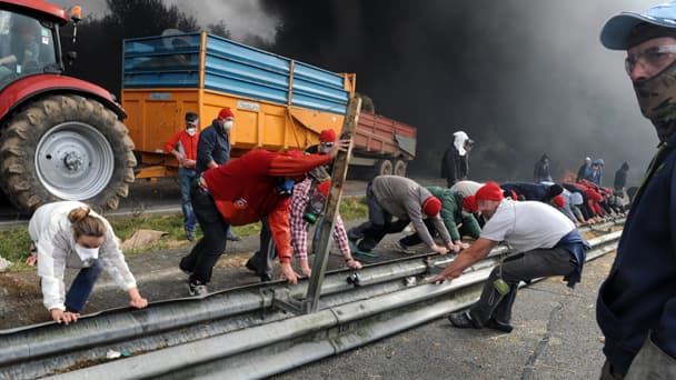 Manifestants bretons mobilisés contre l'écotaxe, samedi à Pont de Buis, dans le Finistère.