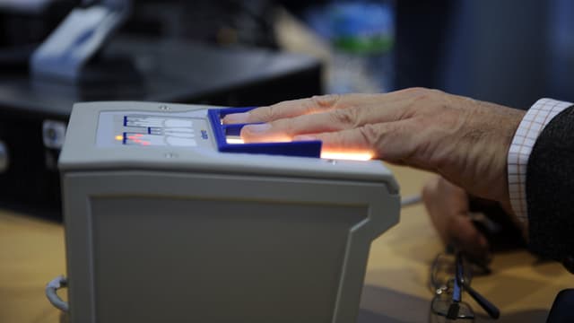 Un passager fait analyser ses empreintes digitales lors du passage en douane d'un aéroport (Photo d'illustration).