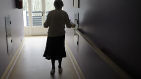 Une patiente atteinte d'Alzheimer dans l'est de la France en mars 2011.