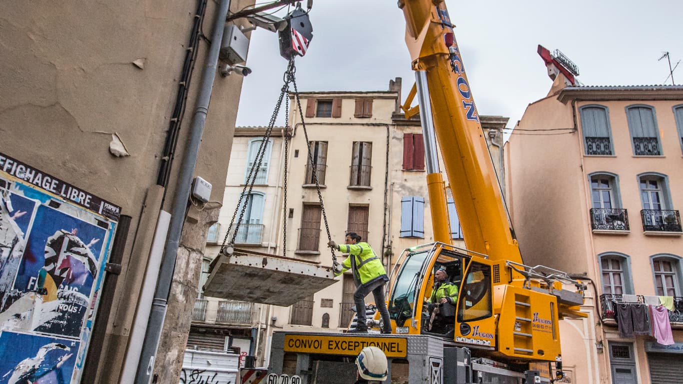 Les secours se préparent à évacuer un homme de 300 kg de son domicile, ce mardi 1er décembre 2020.