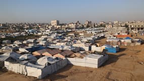 Des abris et des tentes dans le camp de réfugiés de Bureij, dans le centre de la bande de Gaza, le 18 novembre 2025.