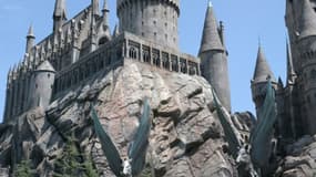 Des visiteurs du parc Universal Studios Hollywood posent devant une réplique du château de Poudlard dans la section dédiée à Harry Potter, le 15 avril 2021 à Century City, près de Los Angeles (Californie)