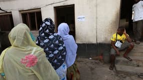 Bureau de vote à Abidjan. Les Ivoiriens ont commencé dimanche à voter à l'occasion d'un scrutin législatif qui devrait permettre à la coalition du président Alassane Ouattara de consolider son pouvoir dans le pays après une décennie mouvementée. Les résul