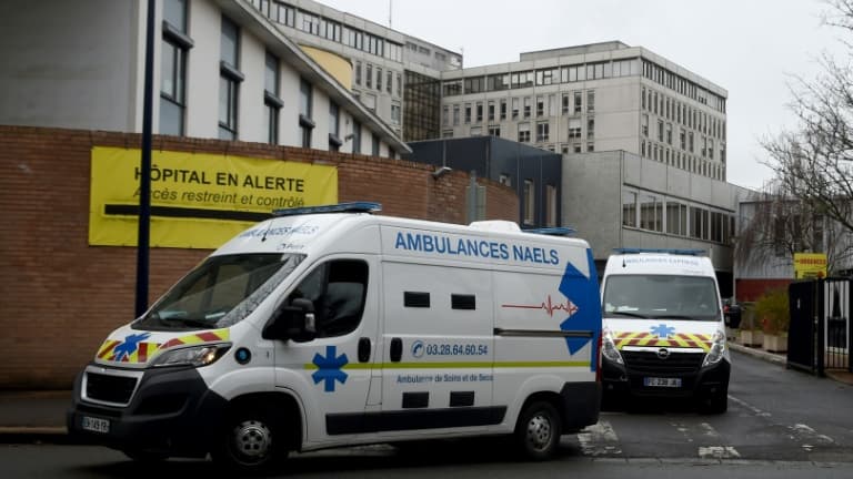 Une ambulance quitte l'hôpital de Dunkerque, le 12 mars 2021