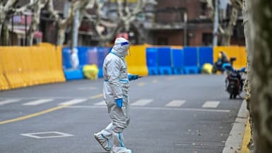 Un employé en tenue de protection dans une rue d'une quartier confiné de Shanghai, le 31 mars 2022 en Chine (image d'llustration)