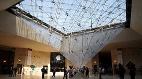 La galerie du Carrousel du Louvre, ouverte 7 jours sur 7, attire une forte clientèle de touristes.