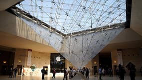 La galerie du Carrousel du Louvre, ouverte 7 jours sur 7, attire une forte clientèle de touristes.