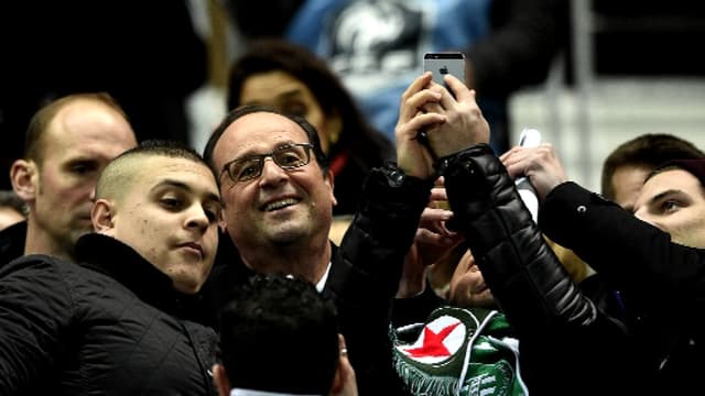 François Hollande au match de Coupe de France Red-Star Saint-Etienne mardi soir à Paris