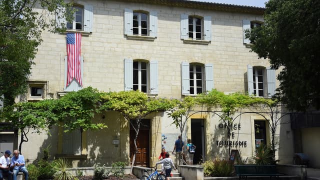Le drapeau des Etats-Unis déployé sur l'office de tourisme de Villeneuve-lès-Avignon, le 15 juin 2019.