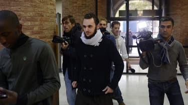 Michaël Khiri (au centre), à son arrivée vendredi devant le tribunal correctionnel de Versailles.
