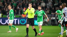 François Letexier annule le carton rouge de Lucas Stassin lors de Saint-Etienne-OL (2-1, L1), le 20 avril 2025