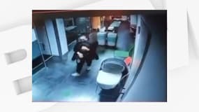 Une image de vidéosurveillance diffusée par les médias italiens montre la suspecte en train d'enlever un nouveau-né à la maternité de Cosenza, en Italie, le 21 janvier 2025.