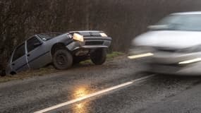 Il était environ 23H samedi lorsque les deux jeunes gens ont aperçu le véhicule accidenté, retourné sur le toit, au beau milieu de l'autoroute A75.