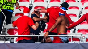 Des supporters de Cologne frappe un supporter de Nice