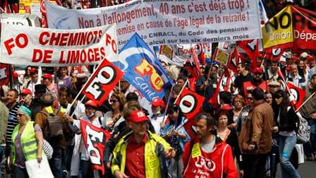 Manifestation à Paris à l'appel de Force ouvrière, qui fait cavalier seul pour le moment au sein des syndicats contre le projet de réforme des retraites. /Photo prise le 15 juin 2010/ REUTERS/John Schults