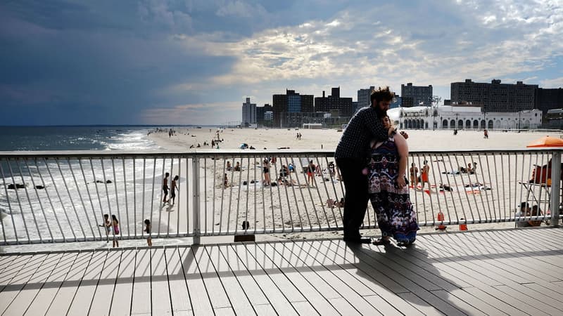Des personnes qui profitent du soleil à New York (Etats-Unis), le 21 juin 2017. Photo d'illustration.