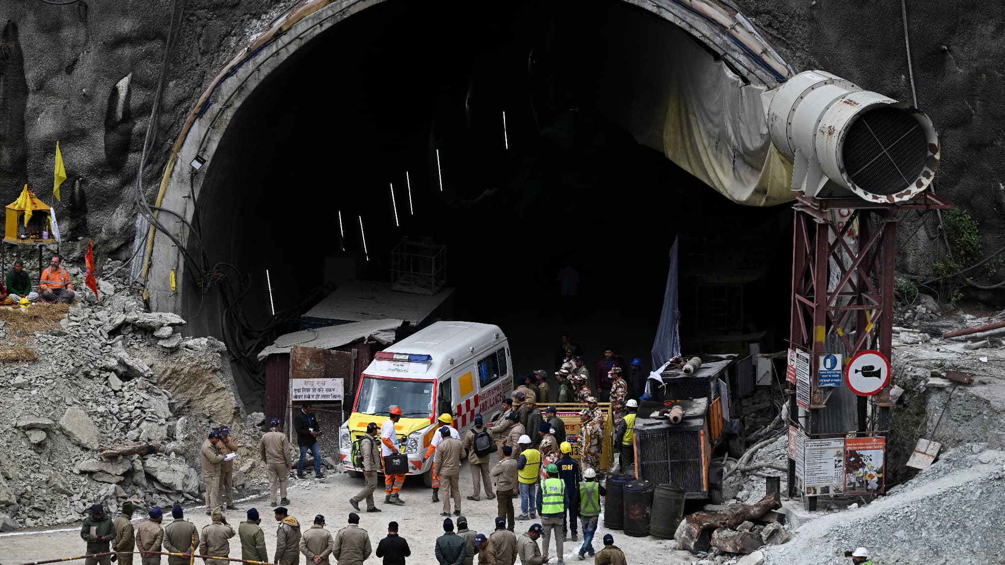 Une ambulance et des secouristes se rassemblent près du front du tunnel Silkyara en construction qui s'est effondré dans le district d'Uttarkashi, le 28 novembre 2023.