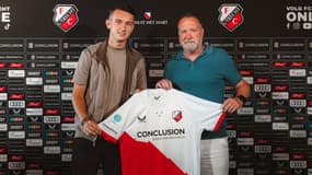Jessey Sneijder lors de la signature de son premier contrat professionnel à Utrecht, le 14 juillet 2025.