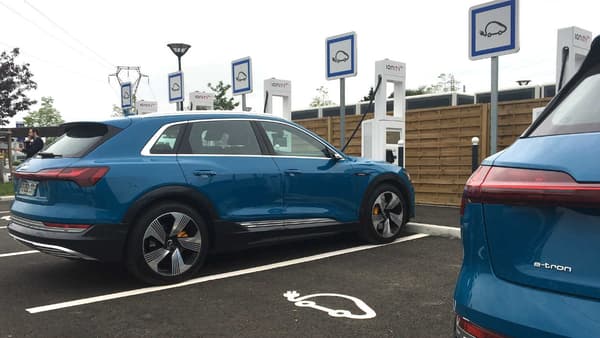 Lors de notre essai, notre voiture a subi une mise à jour logicielle du système de tracking alors qu'elle n'avait pas de réseau. Résultat : une voiture qui ne redémarre pas et qui a nécessité l'intervention d'Audi auprès du prestataire du tracking. La voiture connectée réserve quelques surprises. Lors de notre essai, notre voiture a subi une mise à jour logicielle du système de tracking alors qu'elle n'avait pas de réseau. Résultat : une voiture qui ne redémarre pas et qui a nécessité l'intervention d'Audi auprès du prestataire du tracking. La voiture connectée réserve quelques surprises.