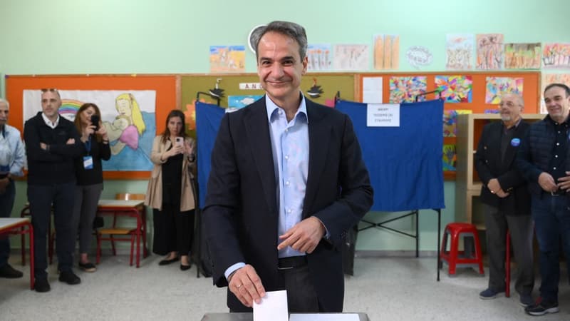 Le premier ministre sortant grec, Kyriakos Mitsotakis, votant à Athènes à l'occasion des élections législatives du pays le 21 mai 2023