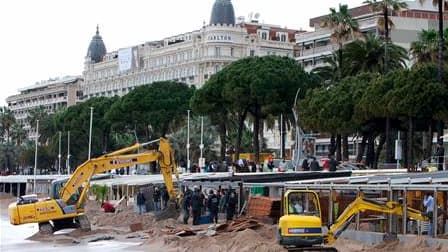 Dégâts causés par le spectaculaire coup de mer qui a balayé mardi la Côte d'Azur. A Cannes, les intempéries ont ravagé la totalité des plages de la Croisette. /Photo prise le 5 mai 2010/REUTERS/Sebastien Nogier