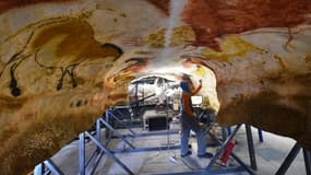 Des artistes travaillent sur la réplique de la Grotte de Lascaux.
