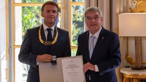 Emmnauel Macron avec le président du CIO Thomas Bach au palais de l'Élysée le mercredi 28 août 2024.
