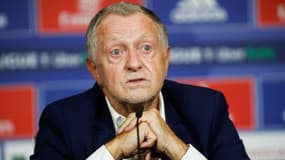 Jean-Michel Aulas lors d'une conférence de presse de l'OL
