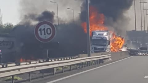 Un camion en feu sur l'A1 samedi 25 mars. 