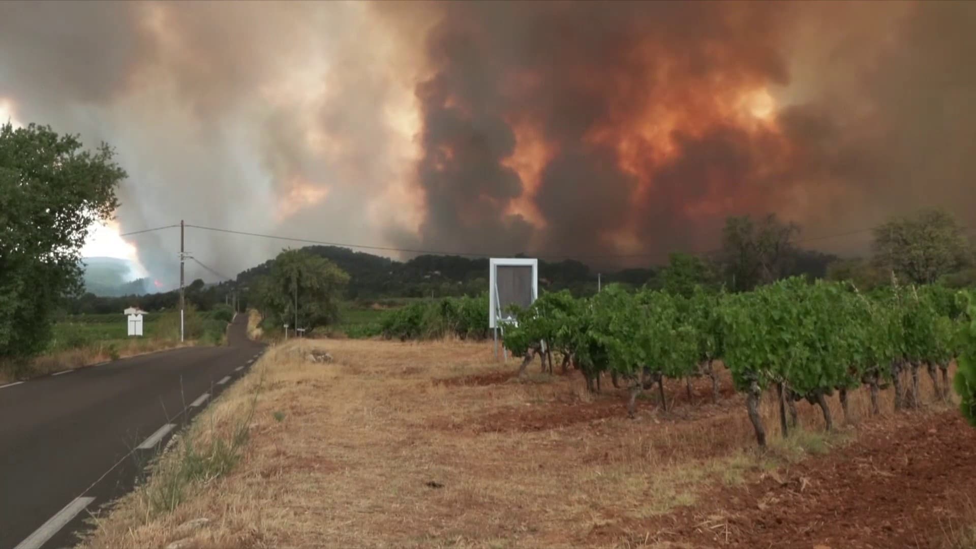 Incendie dans le Var: une reprise du feu de Gros Bessillon ravage 1.000 hectares en quelques heures, 2.500 personnes évacuées