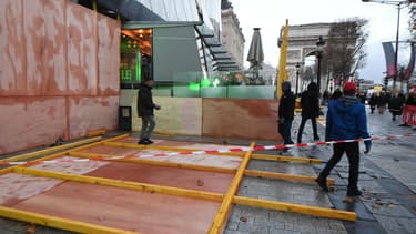 Palissades installées devant les vitrines du drugstore Publicis sur les Champs-Elysées