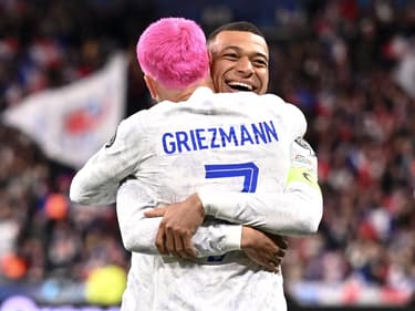 Le câlin entre le passeur et capitaine Kylian Mbappé et le buteur Antoine Griezmann, équipe de France, 24 mars 2023