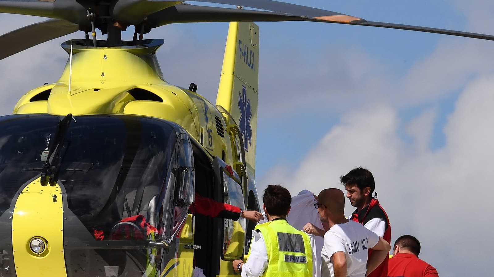 Un drap couvre la tête de Chris Froome au moment d'embarquer dans un hélicoptère pour être transféré vers un hôpital après sa chute en marge du Dauphiné Un drap couvre la tête de Chris Froome au moment d'embarquer dans un hélicoptère pour être transféré vers un hôpital après sa chute en marge du Dauphiné