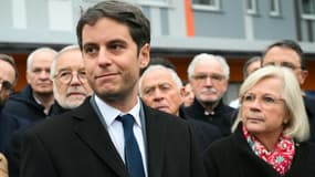 Le Premier ministre Gabriel Attal (C) et la nouvelle ministre du Travail, de la Santé et des Solidarités, Catherine Vautrin après une visite du centre hospitalier universitaire de Dijon, le 13 janvier 2023 