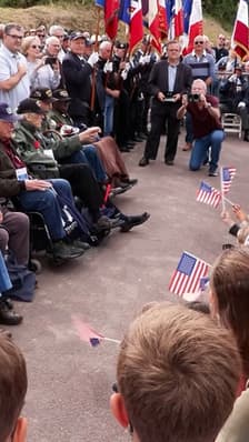 80 ans du D-Day: des vétérans américains échangent avec des écoliers normands