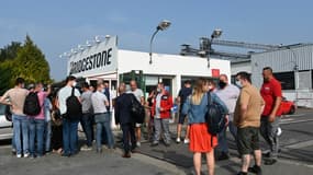 Des employés réunis devant l'usine Bridgestone de Béthune (Pas-de-Calais), le 16 septembre 2020 après l'annonce de sa prochaine fermeture