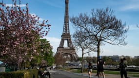 Des joggeurs à Paris le 7 avril.