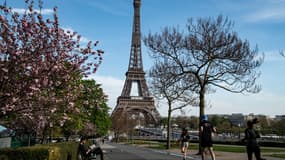 Des joggeurs à Paris le 7 avril.