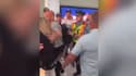 Anthony Taylor pris à partie par les supporters de l'AS Roma à l'aéroport de Budapest après la finale