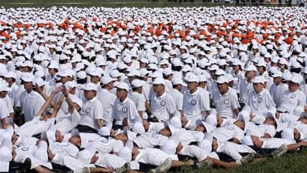 Quelque 10.276 personnes se sont rassemblées jeudi à Ordos, dans la région chinoise autonome de Mongolie intérieure, pour établir un nouveau record du monde de "dominos humains". /Photo prise le 12 août 2010/REUTERS